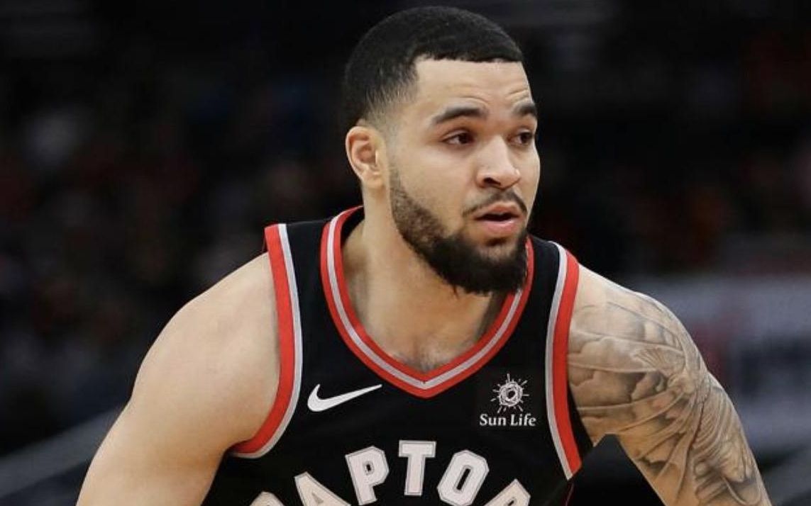 松弛！1964年迪斯蒂法诺坐在替补席小板凳上点起了一根香烟