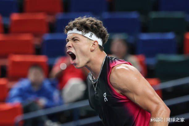 斯诺克球员锦标赛中国德比：肖国栋6-5战胜吴宜.