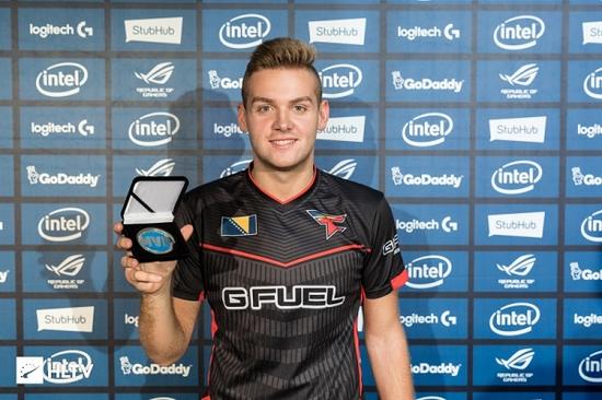 位身后的大 位身后的大